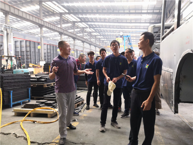 1.参观生产车间，了解公汽制作工艺.jpg